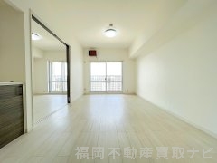 【LDK】 リビングと隣接した洋室があることにより、室内に閉塞感がなく解放感ある使い勝手の良い間取りとなってます♪